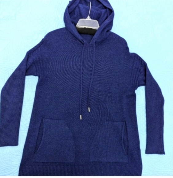 Navy blue long sleeve sweater hoodie pullover, medium, 2 front pockets, by Cyrus - Picture 2 of 11